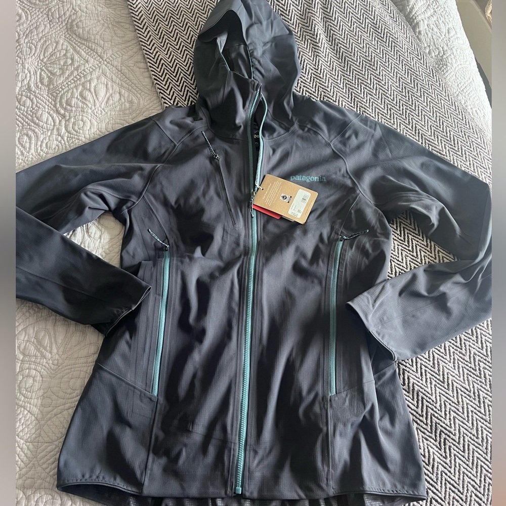 Woman’s Patagonia Upstride lightweight jacket slim fit. Medium NWT